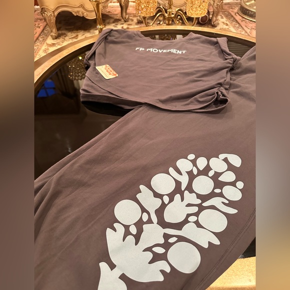 FP Movement Women's Hot Shot Logo
Crossover 2-Piece Set 🌸 - Picture 13 of 14